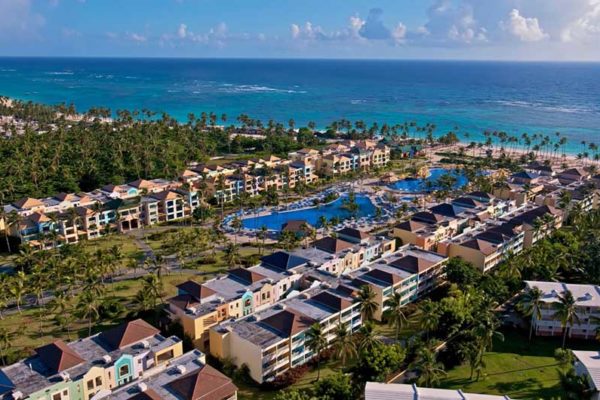 Vista general del hotel junto al mar Caribe