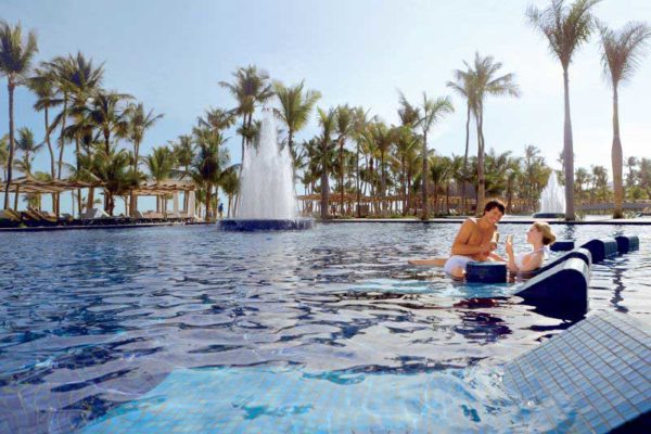 swimming-pool-hotel-barcelo-bavaro-palace-deluxe54-9549